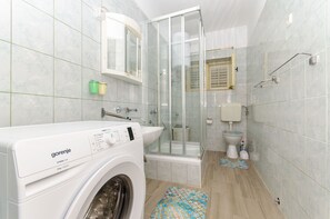 Apartment (A1) | Bathroom | Shower - Apartment Town View (Korčula)