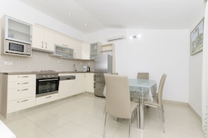 Cuisine privée | Réfrigérateur, micro-ondes, four, plaque de cuisson