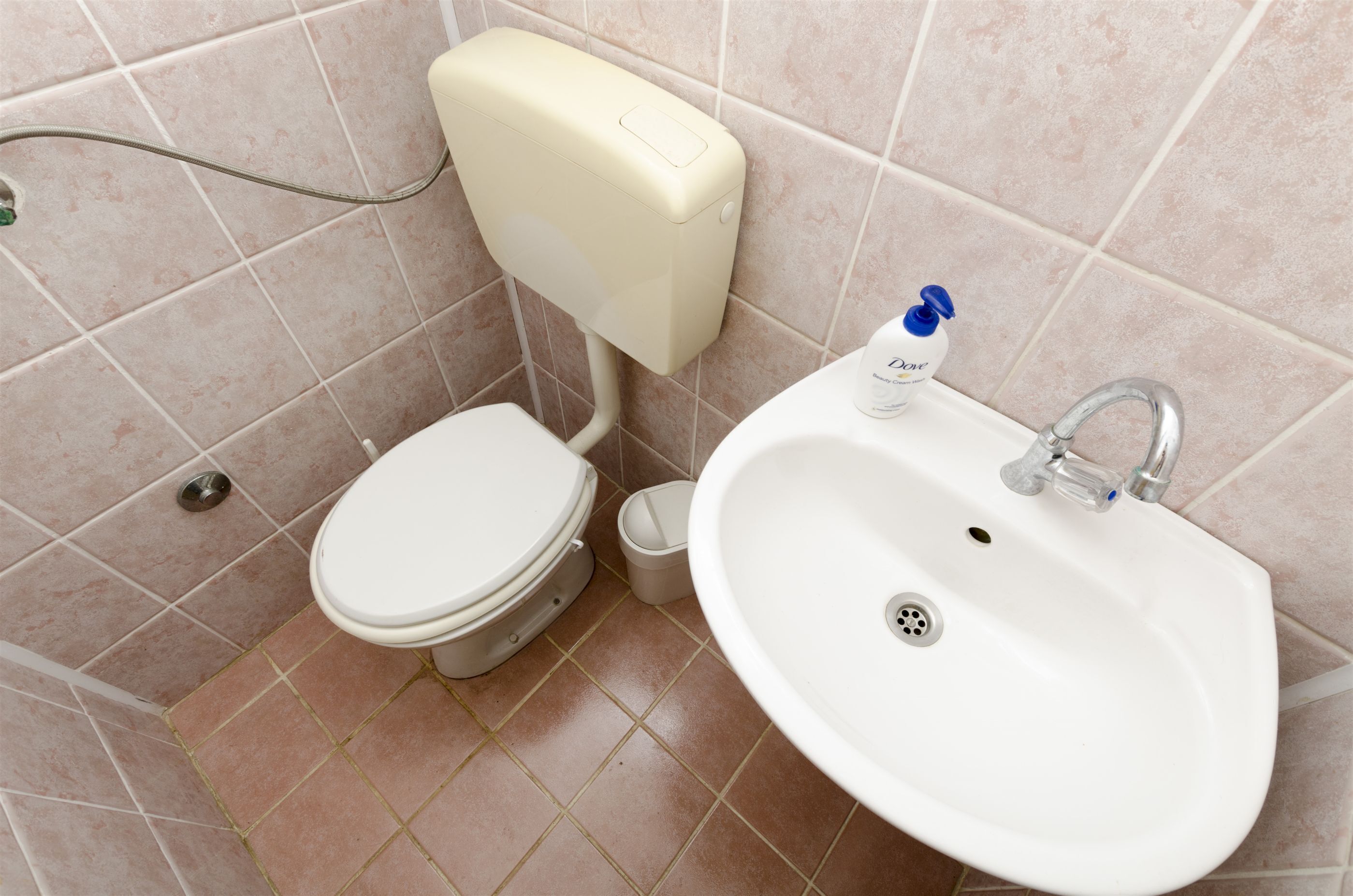 Un baño con inodoro, bidé y lavabo.