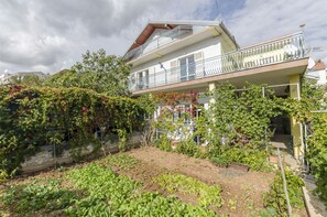 Ein zweistöckiges Gebäude mit einem Balkon im oberen Stockwerk.