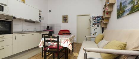 Eget kjøkken | Kjøleskap, mikrobølgeovn, ovn og kokeplater