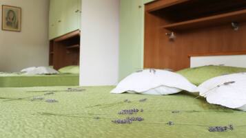 2 bedrooms, iron/ironing board, free WiFi