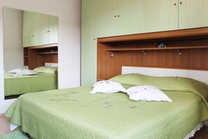 2 chambres, fer et planche à repasser, accès au Wi-Fi (inclus)