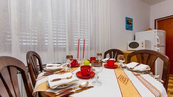 Eigene Küche | Kühlschrank, Mikrowelle, Ofen, Herdplatte