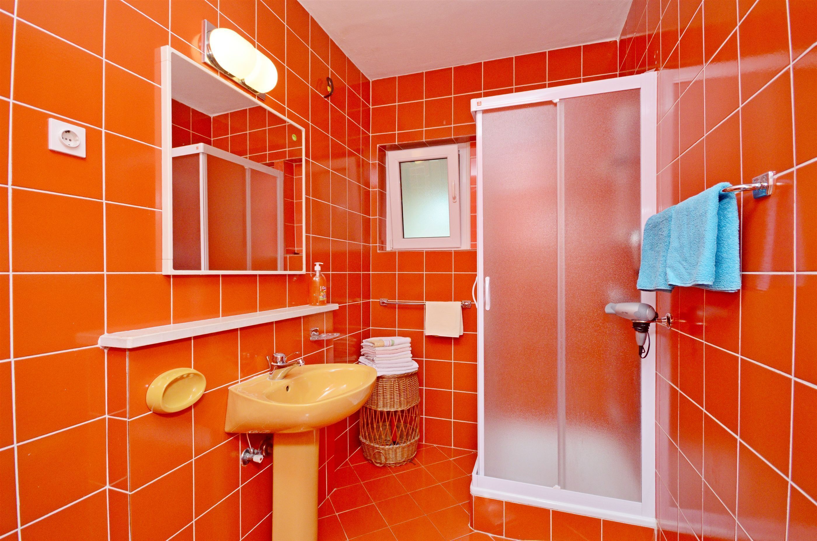 Bathroom | Shower, towels, toilet paper