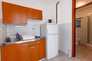 Private kitchen | Fridge, microwave, stovetop, electric kettle