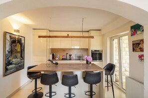 Refrigerador, microondas, horno, placa de cocina