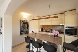 Apartamento (A1) | Cocina privada | Frigorífico, microondas, horno y placa de cocina