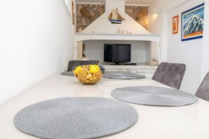 House | Private kitchen | Fridge, microwave, oven, stovetop