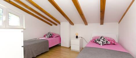 5 bedrooms, iron/ironing board, free WiFi