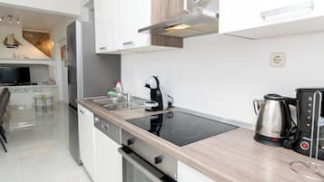 House | Private kitchen | Fridge, microwave, oven, stovetop