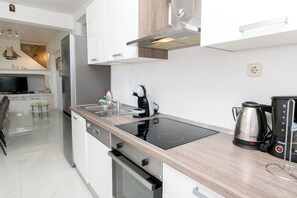 Maison | Cuisine privée | Réfrigérateur, four à micro-ondes, un four, surface de cuisson