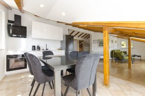 Private kitchen | Fridge, microwave, oven, stovetop