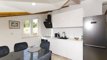 Private kitchen | Fridge, microwave, oven, stovetop