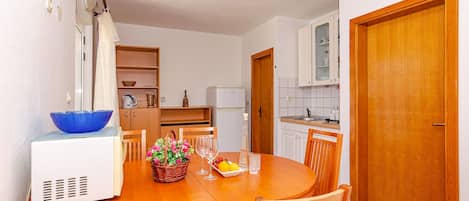 Private kitchen | Fridge, microwave, stovetop, electric kettle