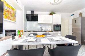 Cozinha privada | Geladeira, micro-ondas, fogão, cooktop