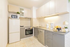 Refrigerador, microondas, horno, placa de cocina