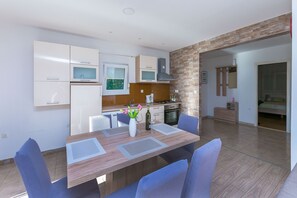 Eigene Küche | Kühlschrank, Ofen, Herdplatte, Wasserkocher