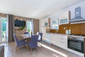 Cuisine privée | Réfrigérateur, un four, surface de cuisson, bouilloire électrique