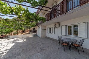 Outdoor dining - Apartments Nedjeljko (Trogir)
