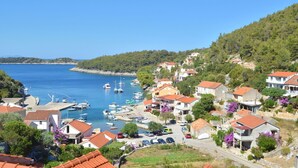 A coastal village with houses, a marina, and boats. - Apartment Vila Grscica (Blato)