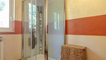 Bathroom | Shower, shampoo