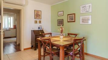 Private kitchen | Fridge, microwave, oven, stovetop