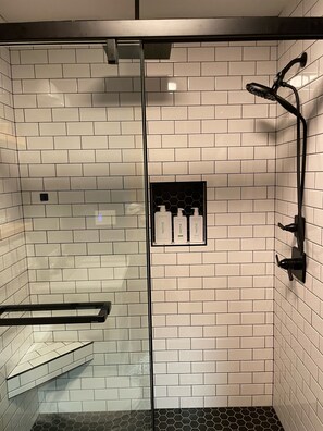 Bañera con ducha, secador de pelo, toallas, jabón