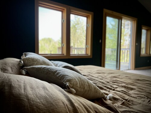 Cozy, spacious cabin. Great for fishing & snowmobiling!