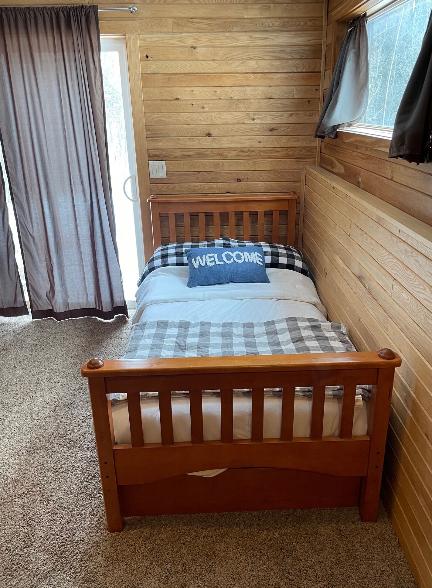 Cozy, spacious cabin. Great for fishing & snowmobiling!