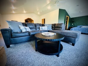 Smart TV, fireplace, video games, foosball - Cozy, spacious cabin. Great for fishing & snowmobiling! (Lakewood)