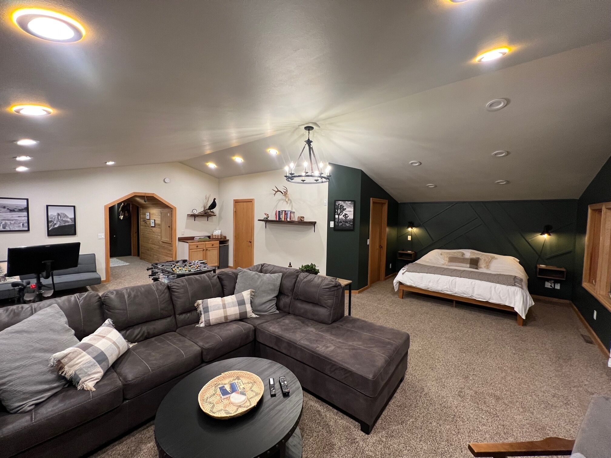 Cozy, spacious cabin. Great for fishing & snowmobiling!