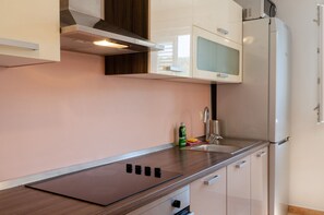 Eget kjøkken | Kjøleskap, kokeplater, vannkoker og kjøkkenutstyr