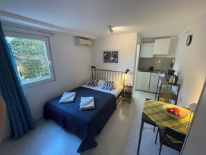 Studio (A3) | 1 chambre, fer et planche à repasser, accès au Wi-Fi (inclus)