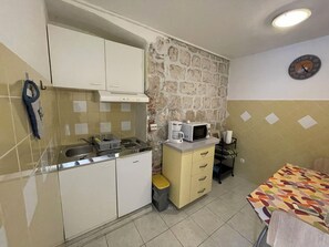 Studio (A2) | Private kitchen | Fridge, microwave, stovetop, espresso maker - Apartments Jugo i Bura (Omis)