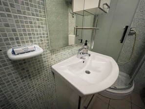 Studio (A1) | Bathroom | Shower - Apartments Jugo i Bura (Omis)