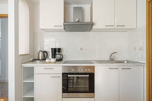 Private kitchen | Mini-fridge, stovetop, electric kettle, cookware/dishes/utensils
