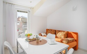 Cocina privada | Frigorífico pequeño, placa de cocina y hervidor eléctrico