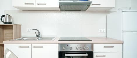 Private kitchen | Mini-fridge, stovetop, electric kettle, cookware/dishes/utensils