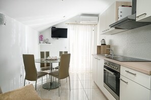 Frigobar, placa de cocina, tetera/pava eléctrica, utensilios de cocina