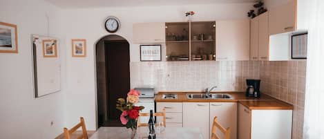 Cocina privada | Frigobar, parrilla de estufa, tetera eléctrica y utensilios de cocina