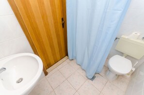 Apartment (A2) | Bathroom | Bathtub - Apartments Old Town (Trogir)