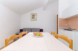 Private kitchen | Fridge, microwave, stovetop, electric kettle
