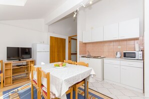 Private kitchen | Fridge, microwave, stovetop, electric kettle - Apartments Zoran (Gradac)