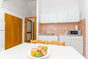 Private kitchen | Fridge, microwave, stovetop, electric kettle - Apartments Zoran (Gradac)