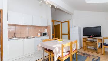 Private kitchen | Fridge, microwave, stovetop, electric kettle