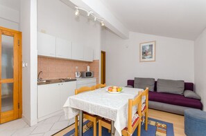 Private kitchen | Fridge, microwave, stovetop, electric kettle