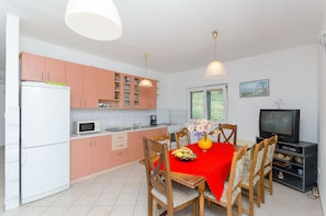 Private kitchen | Fridge, microwave, oven, stovetop