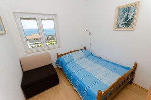 4 bedrooms, iron/ironing board, free WiFi