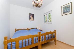 4 bedrooms, iron/ironing board, free WiFi